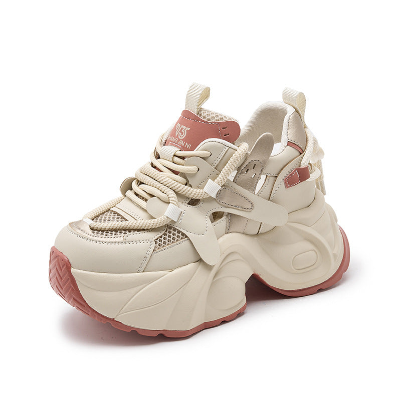 Freizeitschuhe mit Mesh-Oberfläche und Aussparungen, die die Körpergröße erhöhen