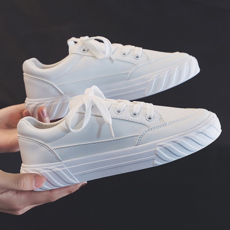 Kleine weiße Lederschuhe für Damen, die schmale Füße betonen, und Schnürschuhe aus Canvas für Damen