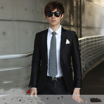 Junge Männer in schmal geschnittenen Anzügen