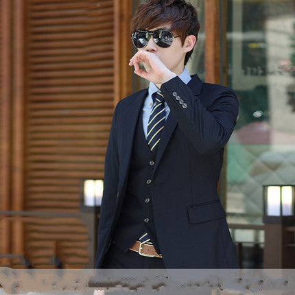 Junge Männer in schmal geschnittenen Anzügen