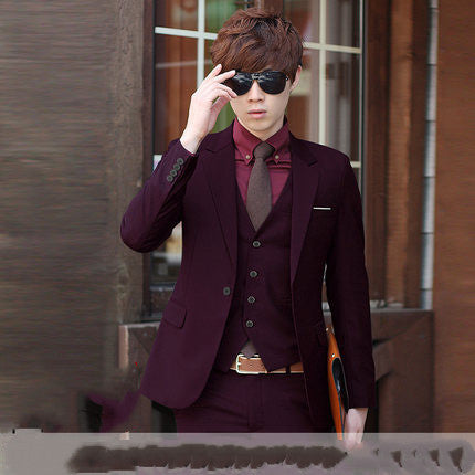 Junge Männer in schmal geschnittenen Anzügen