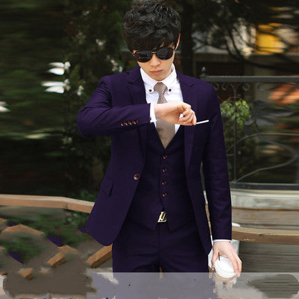 Junge Männer in schmal geschnittenen Anzügen