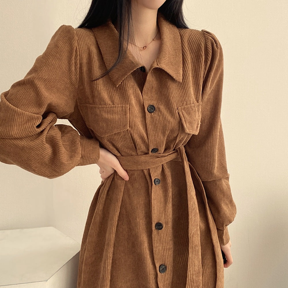 Herbst/Winter Retro-Cord Kleid für Damen: Einreihiges, einreihiges Cord Kleid mit Schnürung und Taillenregulierung.