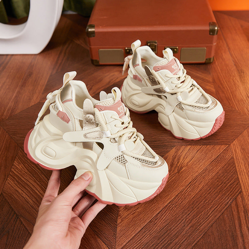 Freizeitschuhe mit Mesh-Oberfläche und Aussparungen, die die Körpergröße erhöhen