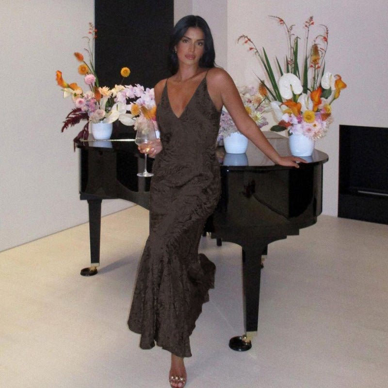 Wintermode: Sexy Trägerkleid mit V-Ausschnitt, tiefem Ausschnitt, figurbetonter Schnitt und Retro-Design für Damen