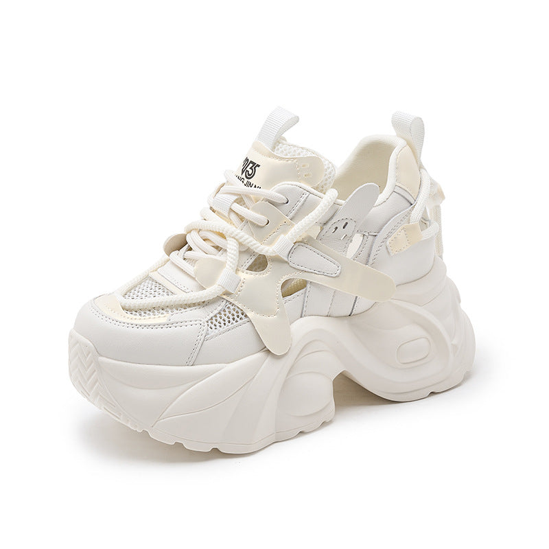 Freizeitschuhe mit Mesh-Oberfläche und Aussparungen, die die Körpergröße erhöhen