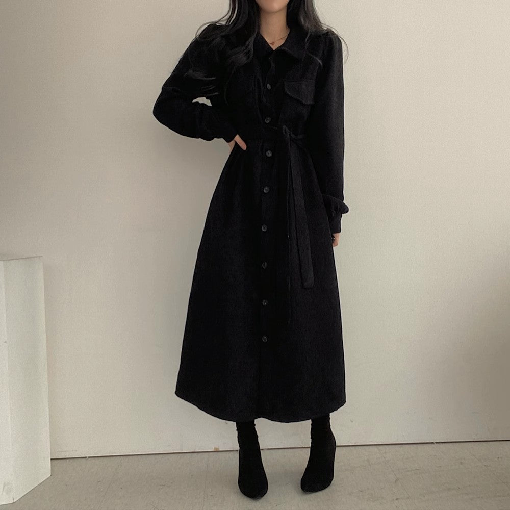 Herbst/Winter Retro-Cord Kleid für Damen: Einreihiges, einreihiges Cord Kleid mit Schnürung und Taillenregulierung.