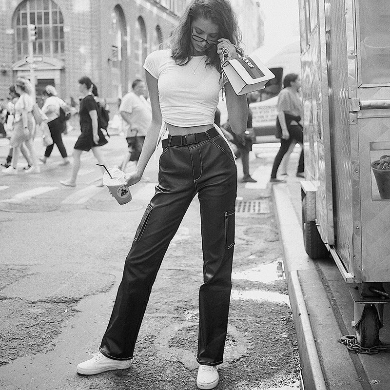 Damen mit hochgeschnittenen, geraden Hosen