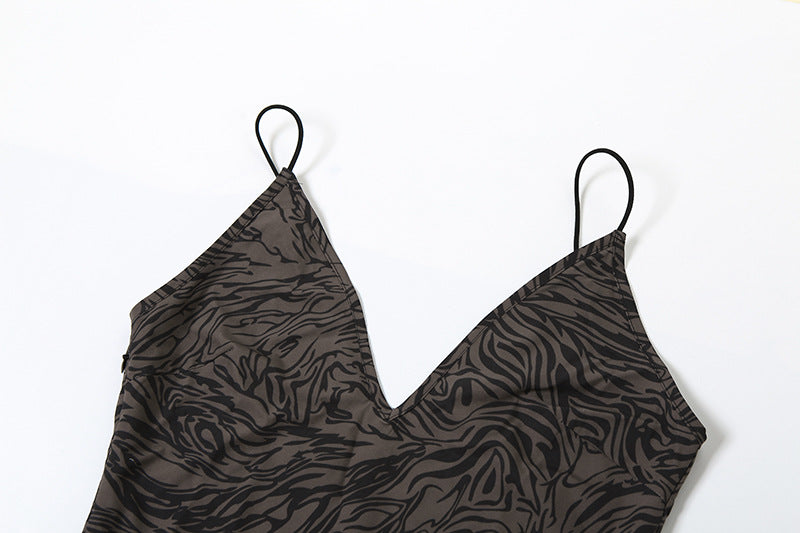 Wintermode: Sexy Trägerkleid mit V-Ausschnitt, tiefem Ausschnitt, figurbetonter Schnitt und Retro-Design für Damen