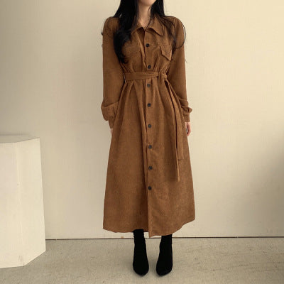 Herbst/Winter Retro-Cord Kleid für Damen: Einreihiges, einreihiges Cord Kleid mit Schnürung und Taillenregulierung.